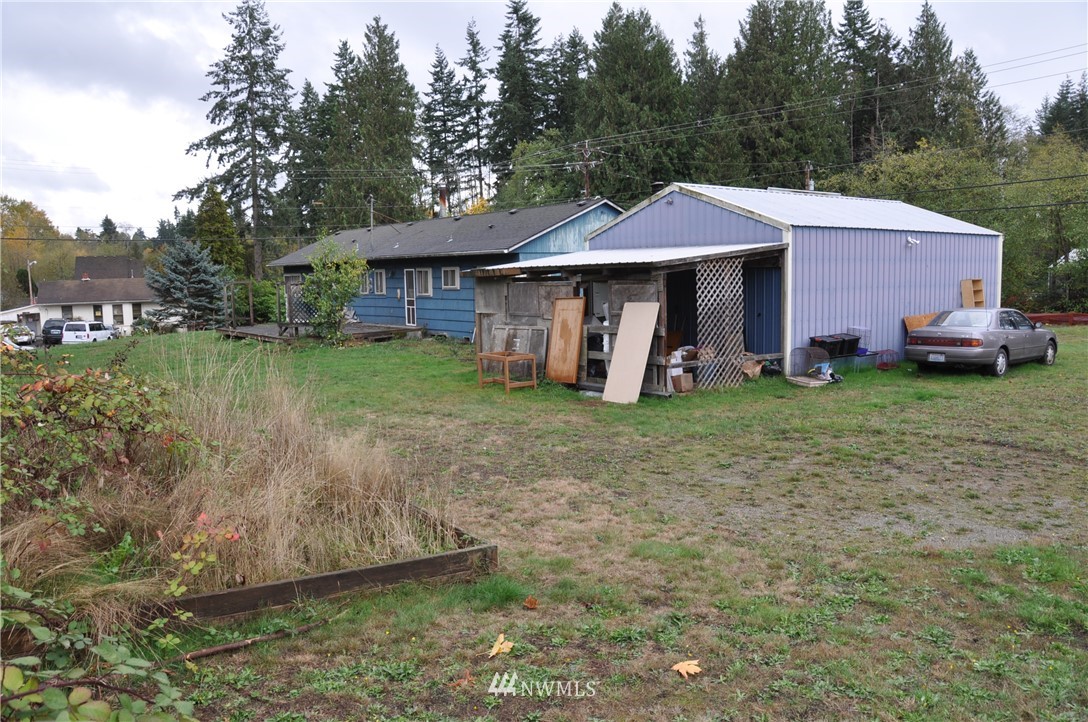 2017 Gibson Road Everett, WA 98204 - Photo 2 of 8 a backyard of a house with lots of green space