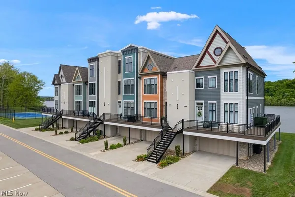 $679,000 | 502 Harbor Drive, Williamstown, WV 26187