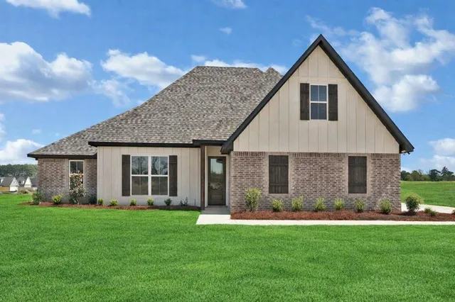 a view of a house with backyard and garden