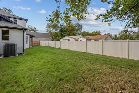 a view of a backyard