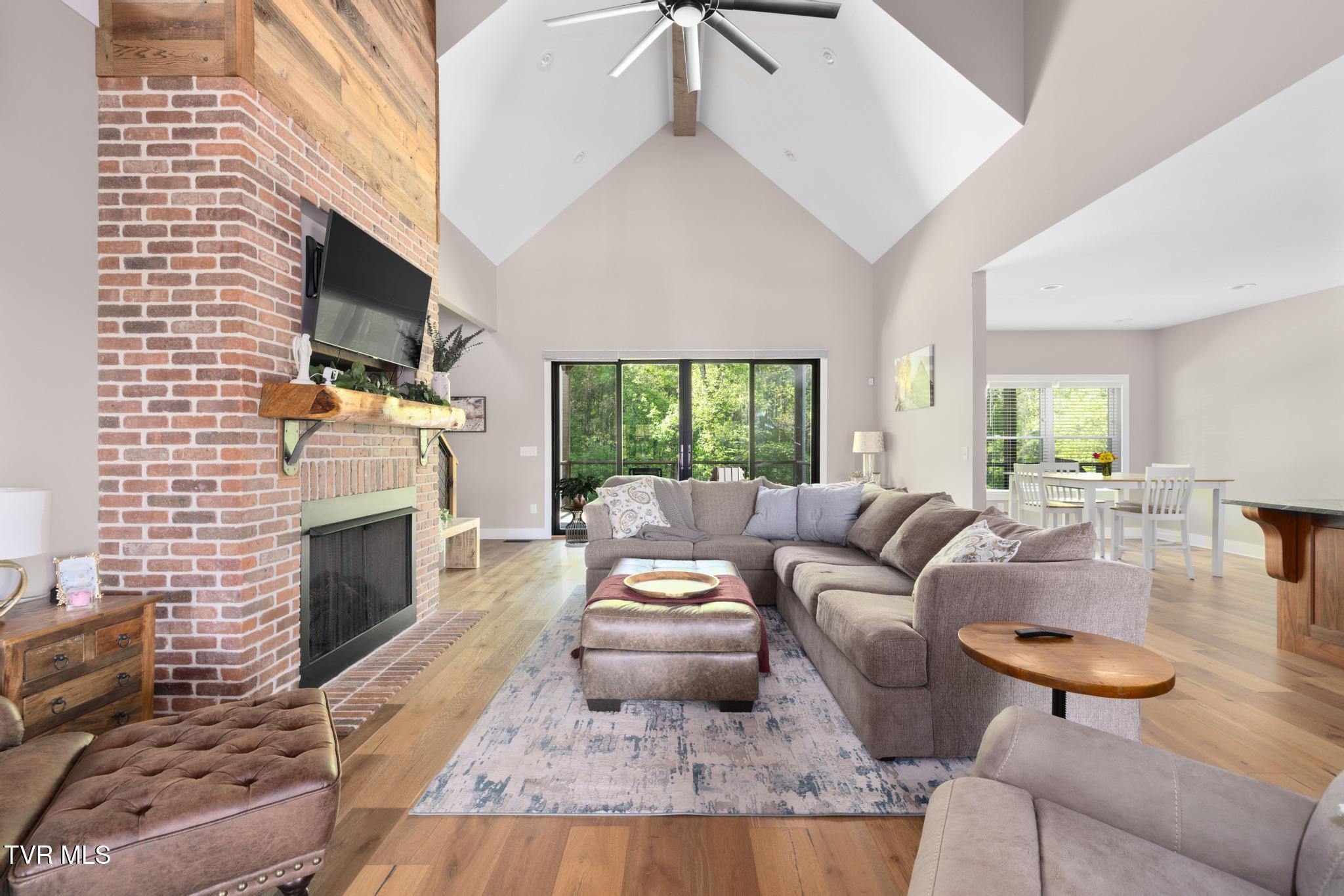 179 Taylortown Road Johnson City, TN 37601 - Photo 14 of 61 Living room with vaulted ceilings