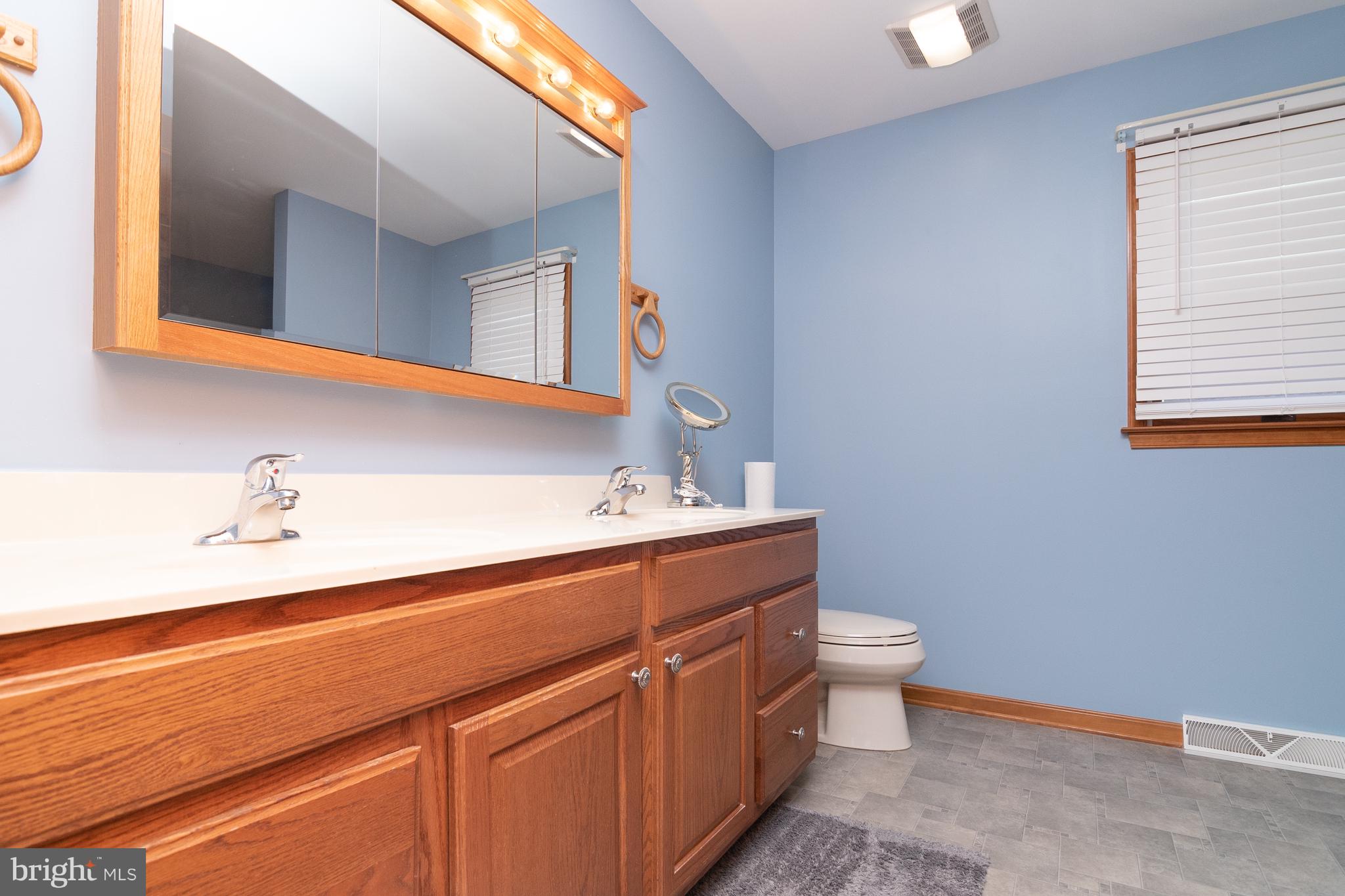 125 Debs Way Dover, DE 19901 - Photo 17 of 31 Master bathroom