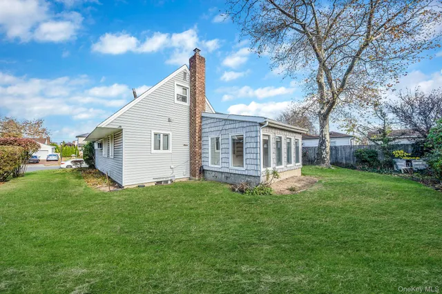 a view of a house with backyard