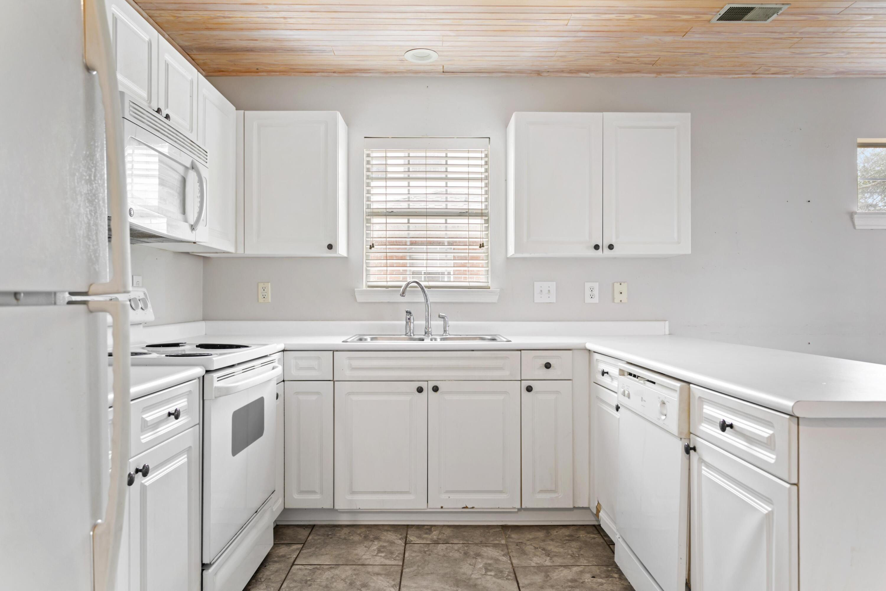3041 Queensgate Way Mount Pleasant, SC 29466 - Photo 5 of 16 117936-CoastaRePhoto_Queensgate-4992