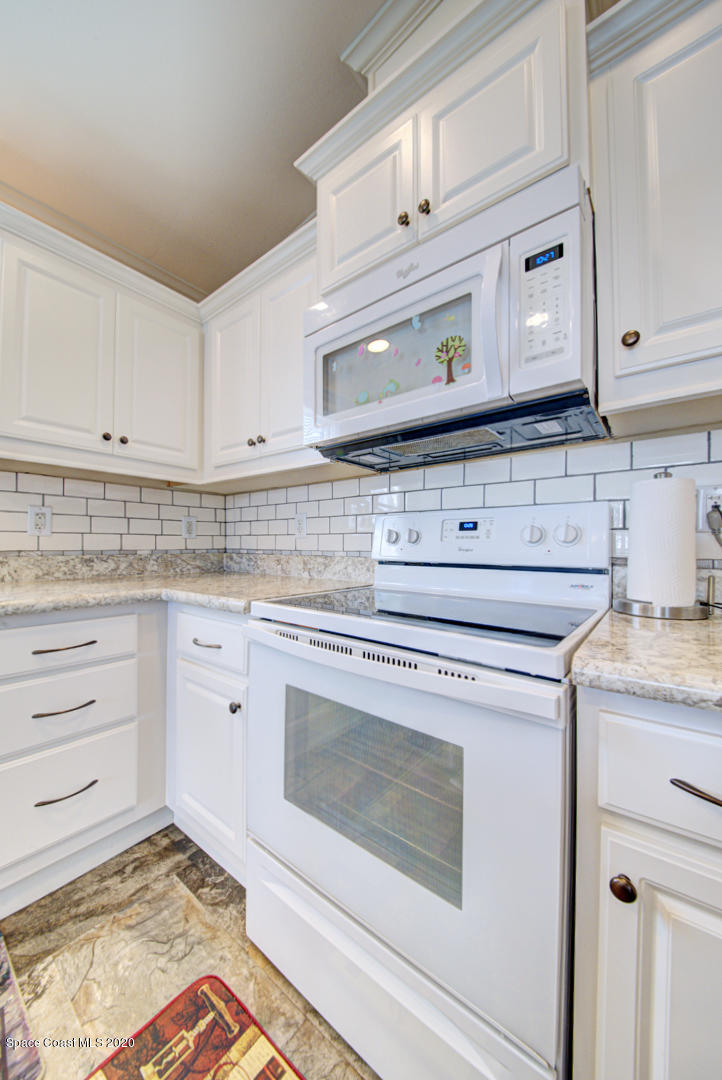 1256 Shell Court Northeast Palm Bay, FL 32907 - Photo 23 of 40 kitchen with tile backsplash