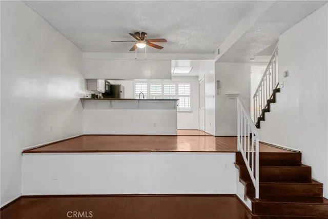 a view of entryway and kitchen