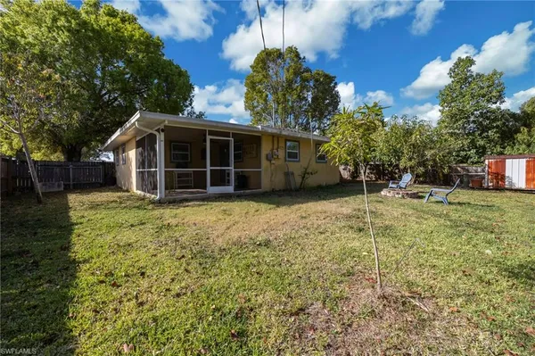 a view of a house with a yard