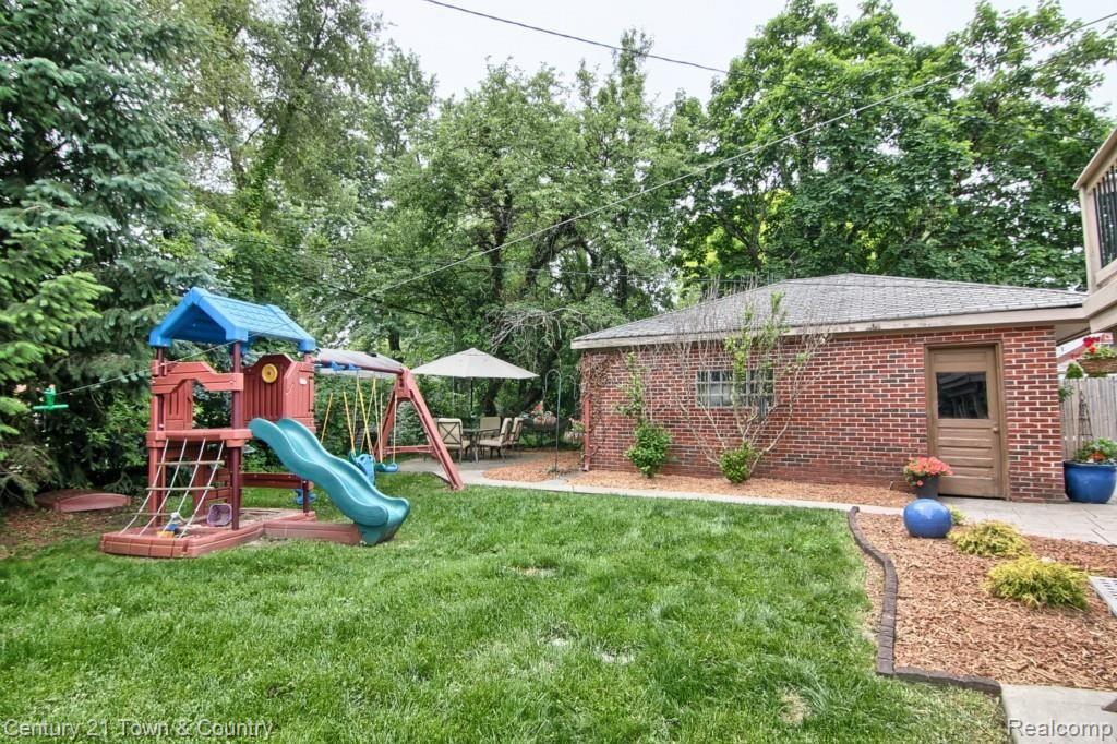 1978 Sheffield Road Birmingham, MI 48009 - Photo 21 of 34 Backyard_3rd_View.jpg