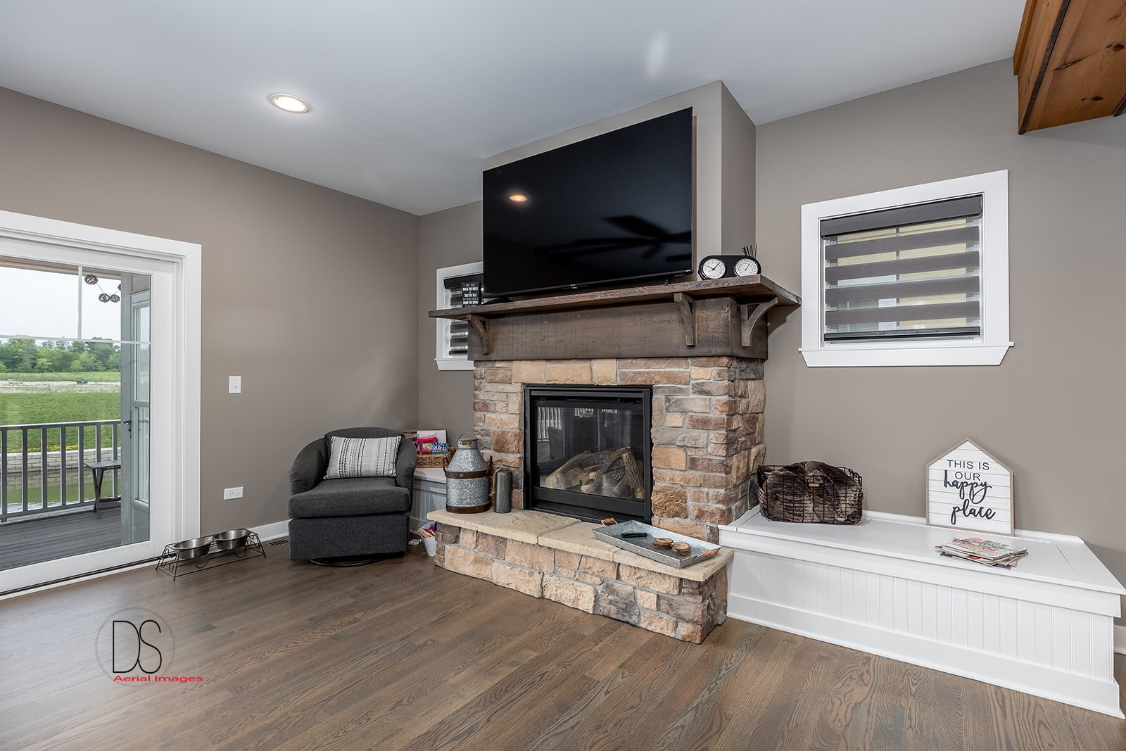 14 Waterside Way Ottawa, IL 61350 - Photo 20 of 36 a living room with furniture a flat screen tv and a fireplace
