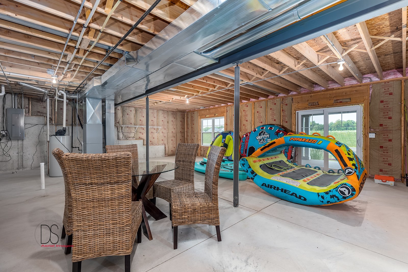 14 Waterside Way Ottawa, IL 61350 - Photo 28 of 36 a balcony with furniture and a table