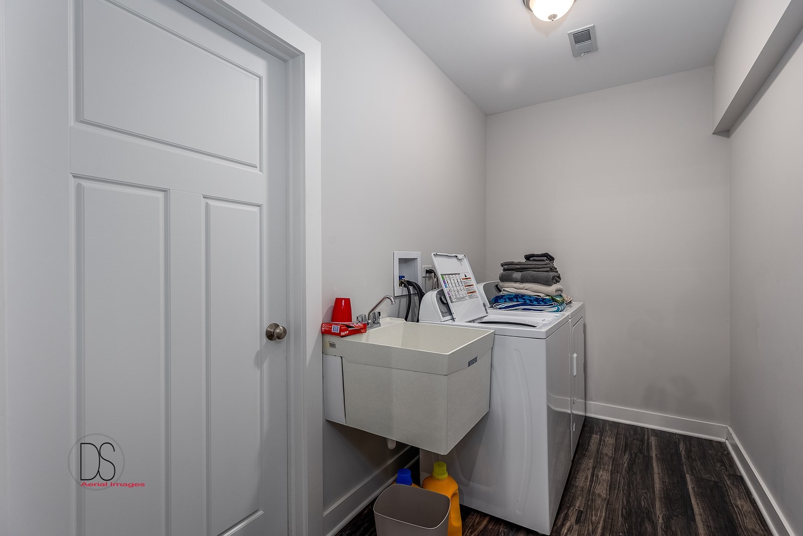 14 Waterside Way Ottawa, IL 61350 - Photo 29 of 36 a utility room with dryer and washer
