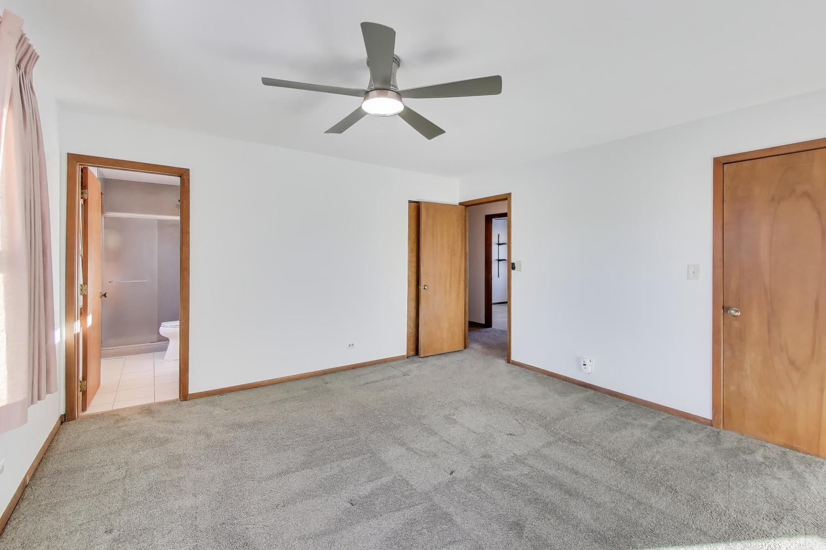 549 Ridgewood Lane Buffalo Grove, IL 60089 - Photo 12 of 17 a view of an empty room