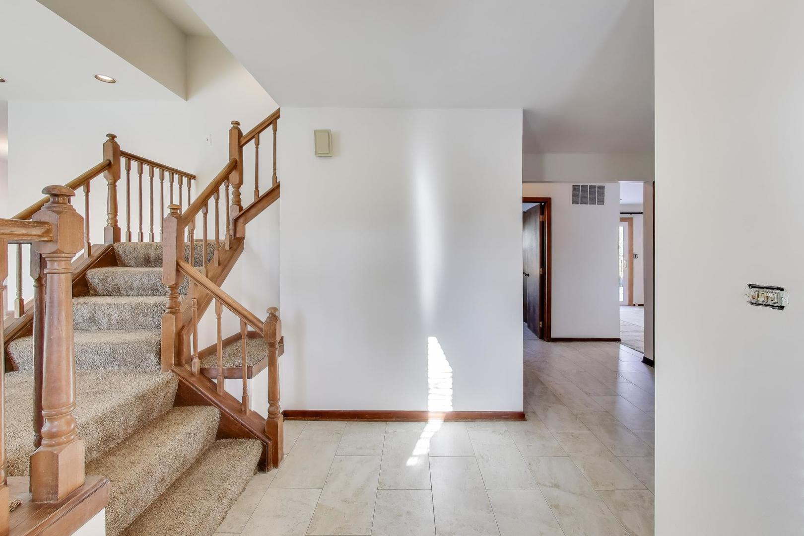 549 Ridgewood Lane Buffalo Grove, IL 60089 - Photo 3 of 17 a view of entryway and hall