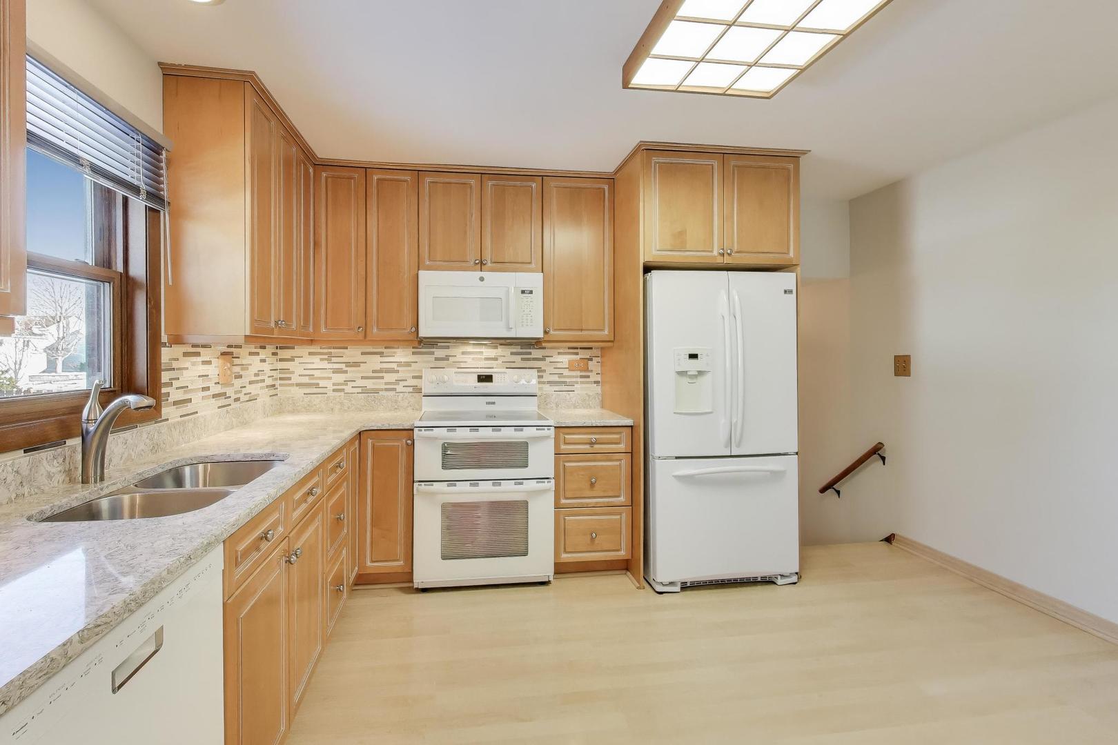549 Ridgewood Lane Buffalo Grove, IL 60089 - Photo 6 of 17 a kitchen with stainless steel appliances a refrigerator sink and cabinets