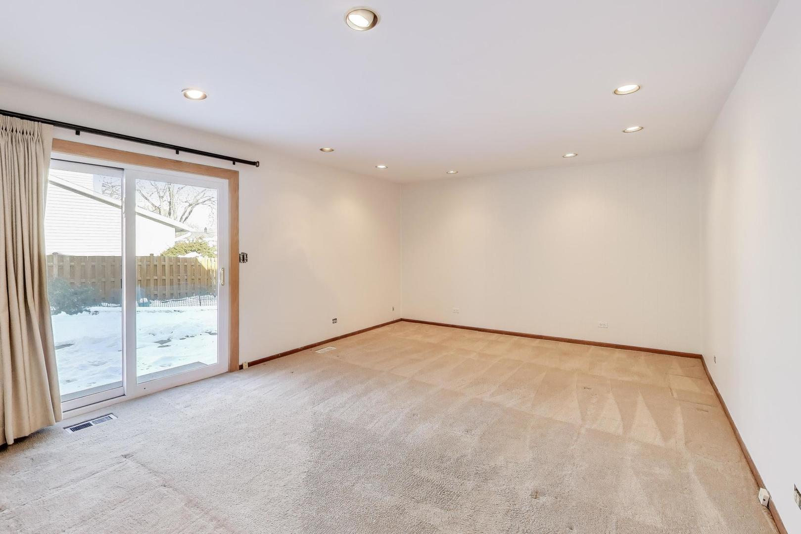 549 Ridgewood Lane Buffalo Grove, IL 60089 - Photo 8 of 17 an empty room with sliding glass door and shower