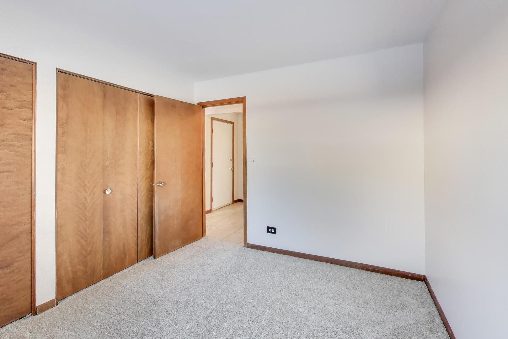 549 Ridgewood Lane Buffalo Grove, IL 60089 - Photo 10 of 17 a view of an empty room