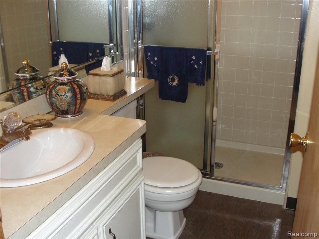 47690 Barbara Road Macomb, MI 48044 - Photo 20 of 25 2nd Full Bathroom