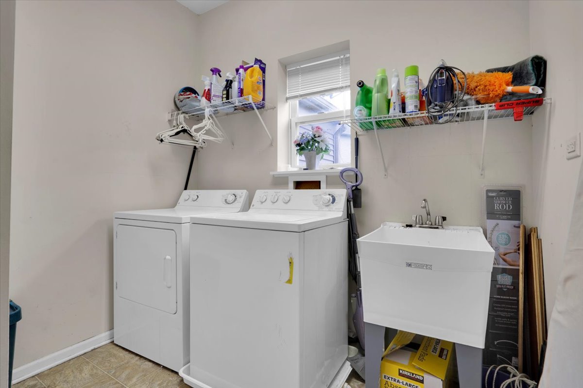 7 Springbrook Court Streamwood, IL 60107 - Photo 8 of 36 a utility room with dryer and washer