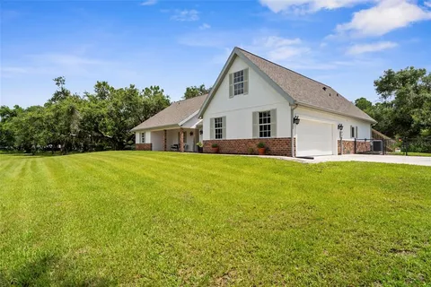 a view of house that has garden