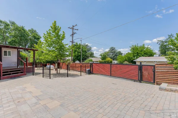 a view of a backyard