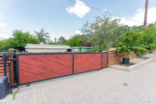 a view of a backyard