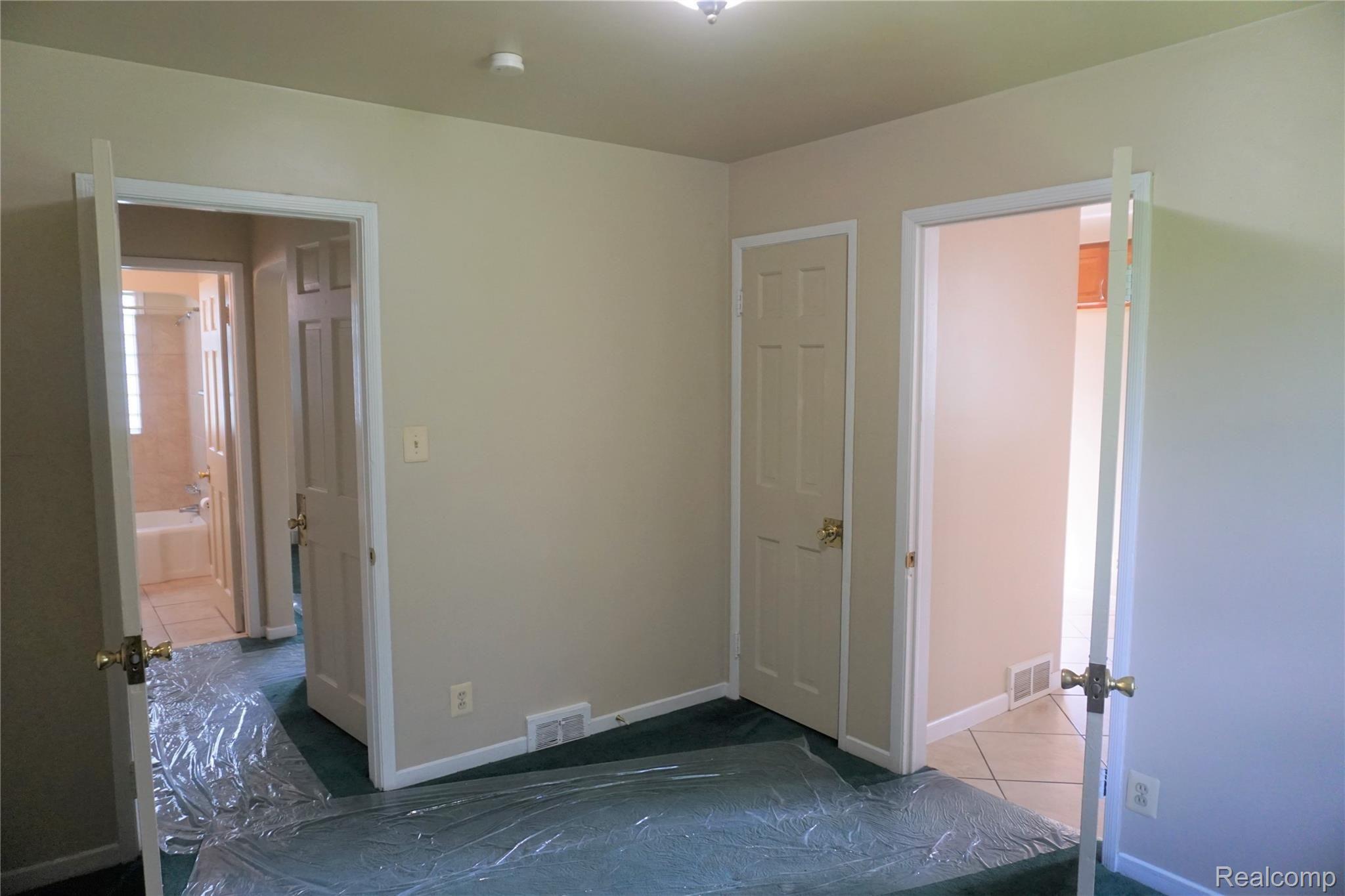 15735 Evergreen Road Detroit, MI 48223 - Photo 9 of 26 9- Living room.JPG