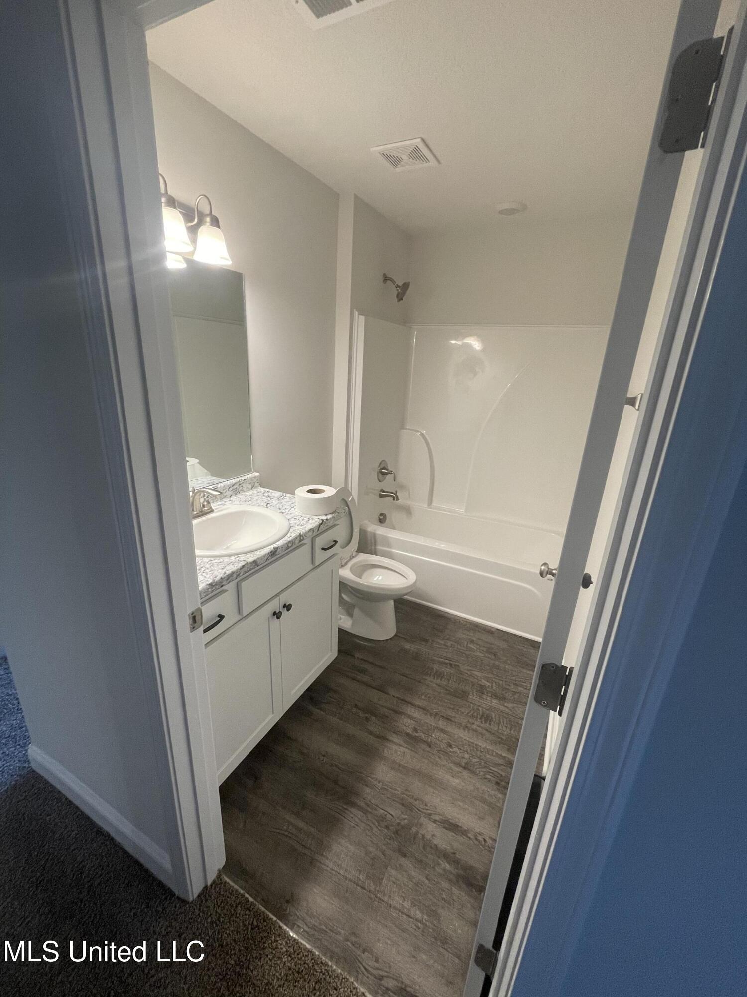 1544 Reece Drive South Southaven, MS 38671 - Photo 7 of 13 Hall bath