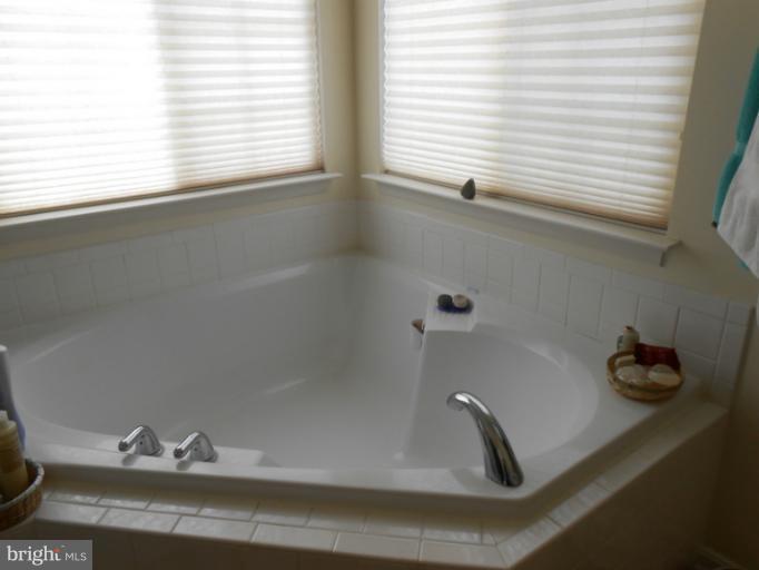 2685 Pheasant Hunt Road Woodbridge, VA 22192 - Photo 1 of 24 a bathroom with a window