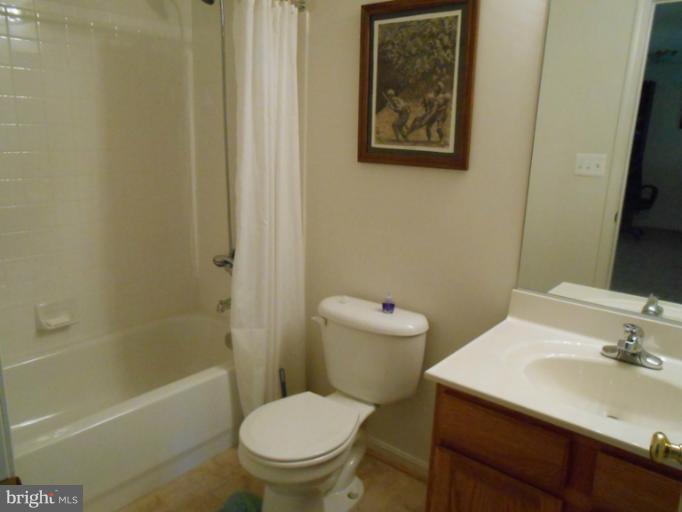 2685 Pheasant Hunt Road Woodbridge, VA 22192 - Photo 16 of 24 a bathroom with a toilet sink and shower