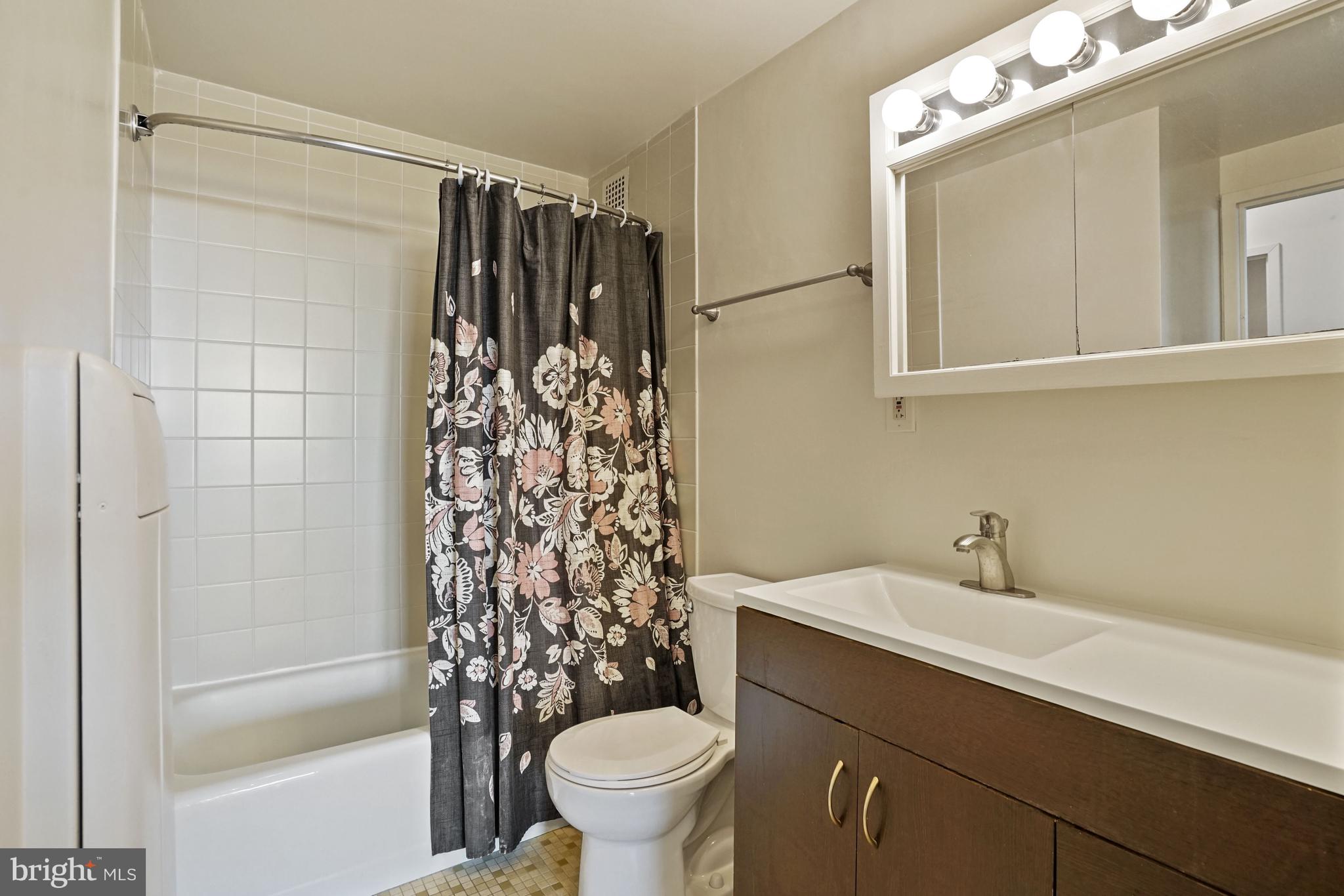 4141 North Henderson Road, Unit 1008 Arlington, VA 22203 - Photo 8 of 33 Comfortable updated Bath