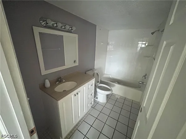 $1,000 | 3706 Broadway, Unit 18, Fort Myers, FL 33901