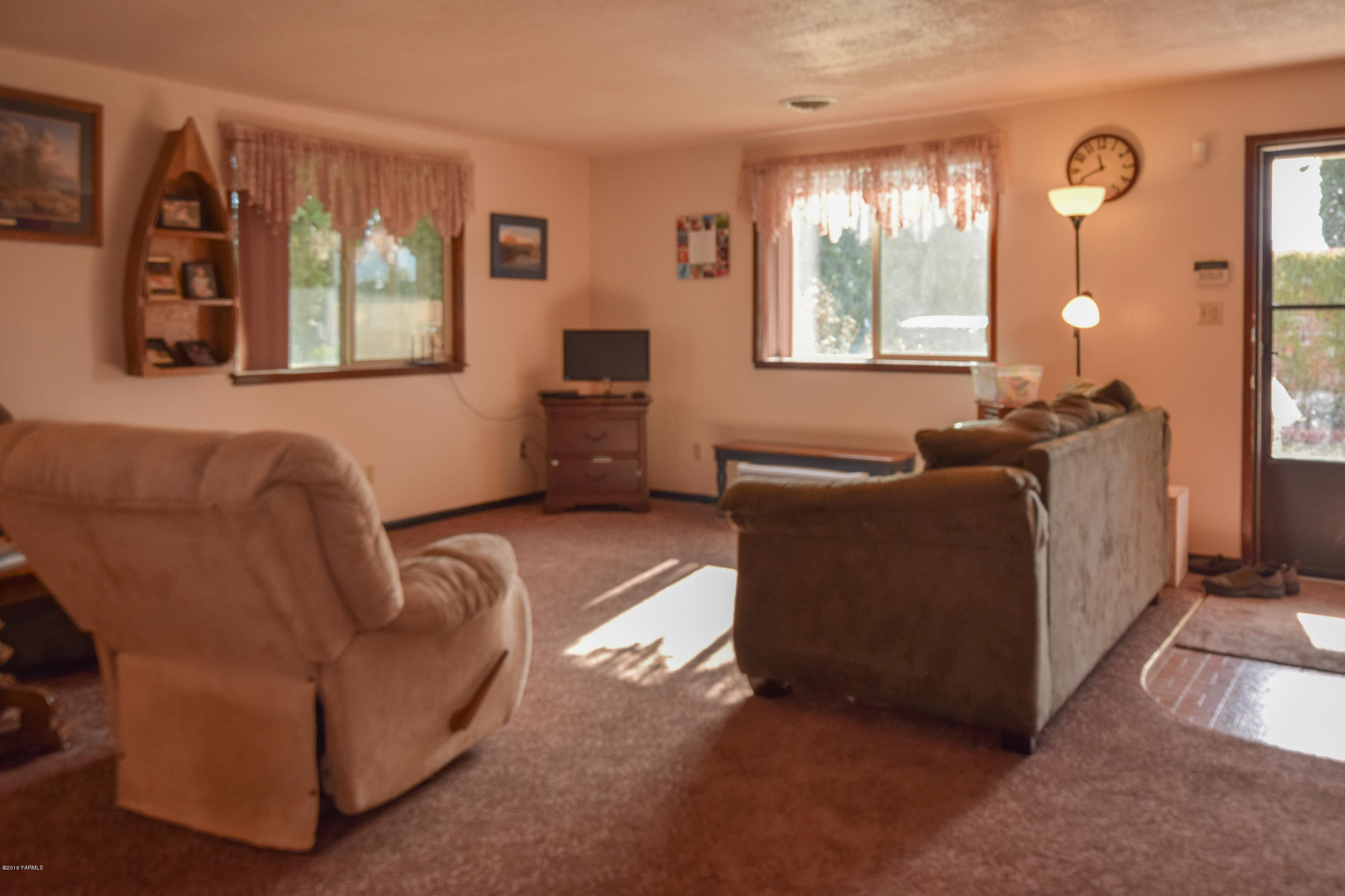 12301 Rutherford Road Yakima, WA 98903 - Photo 3 of 34 a living room with furniture and a window
