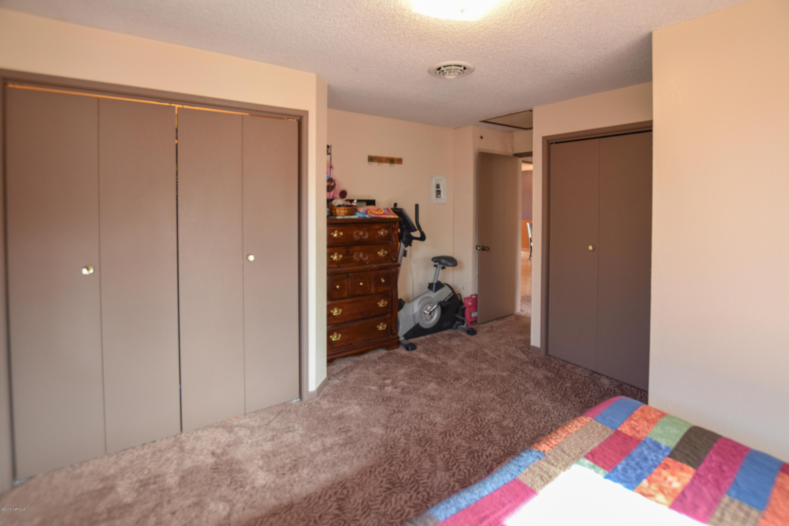 12301 Rutherford Road Yakima, WA 98903 - Photo 9 of 34 a view of a bedroom with closet and bedroom