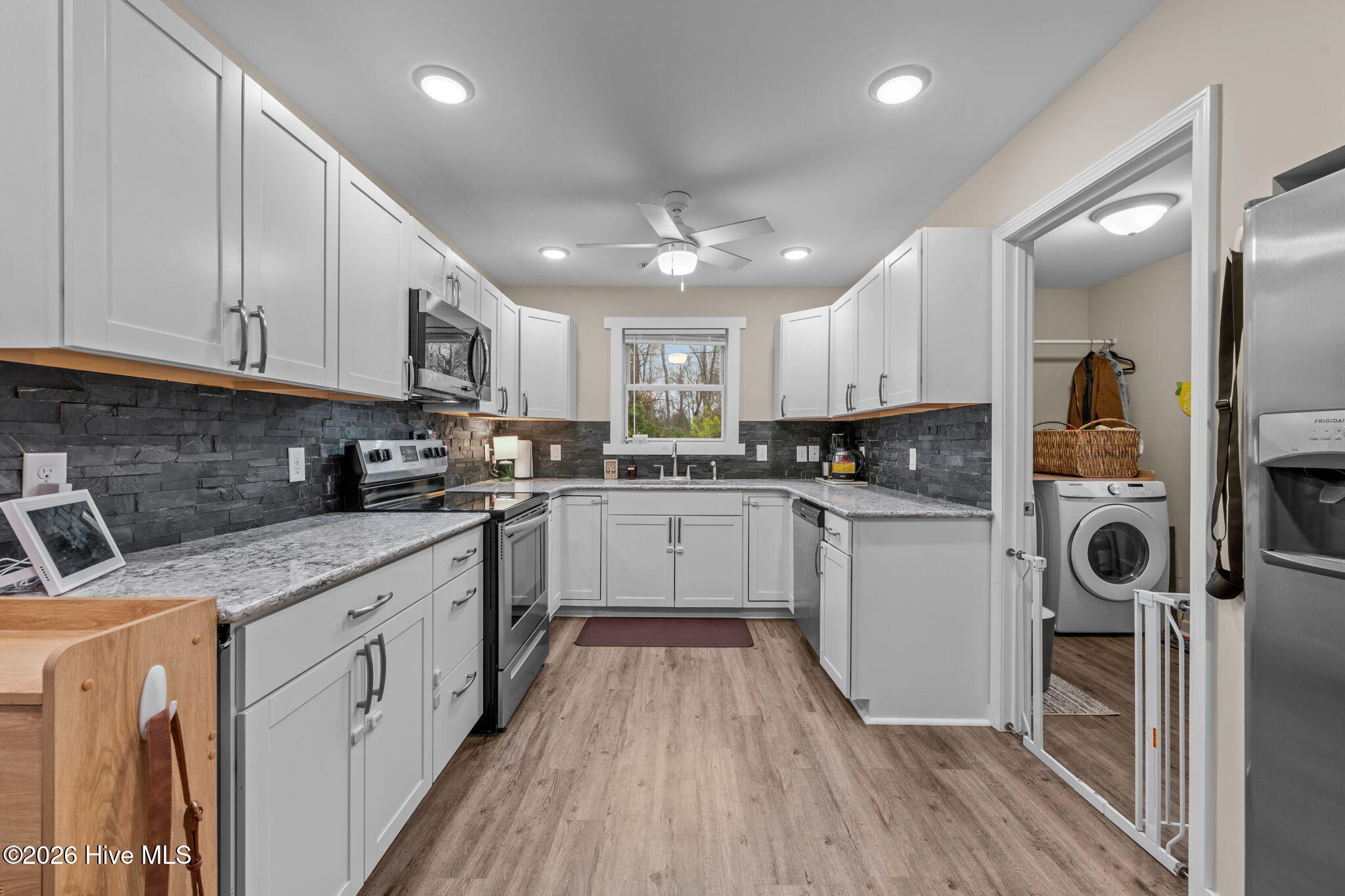 1612 Colonial Way New Bern, NC 28560 - Photo 14 of 37 23-web-or-mls-DSC_7319