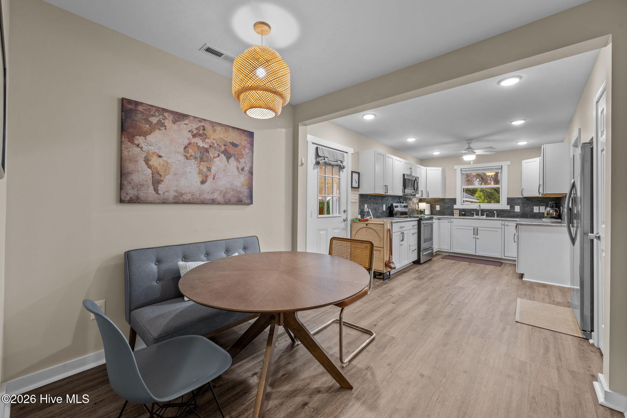 1612 Colonial Way New Bern, NC 28560 - Photo 3 of 37 22-web-or-mls-DSC_7316