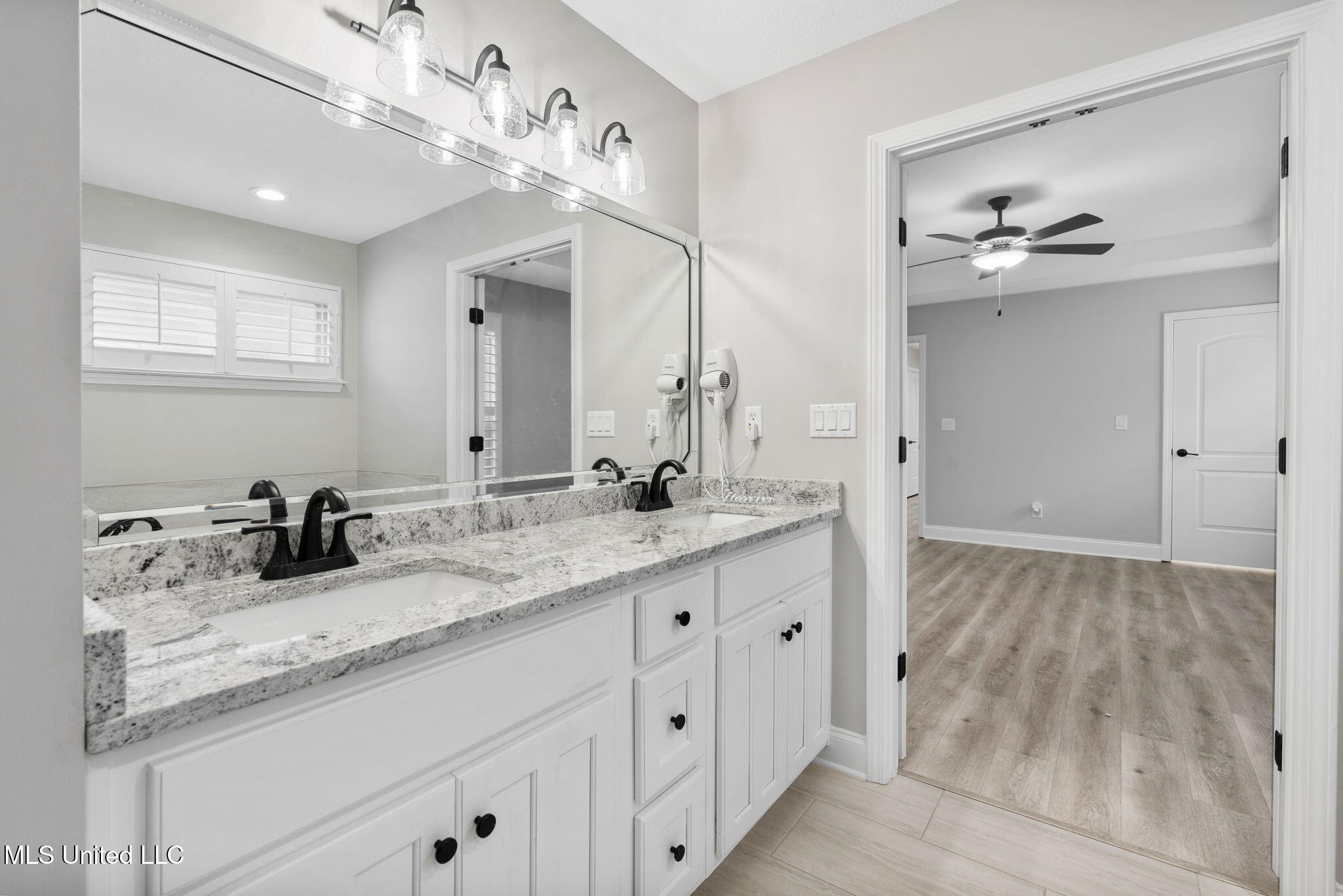 5906 Foxdale Loop Southaven, MS 38672 - Photo 15 of 57 Primary Bathroom