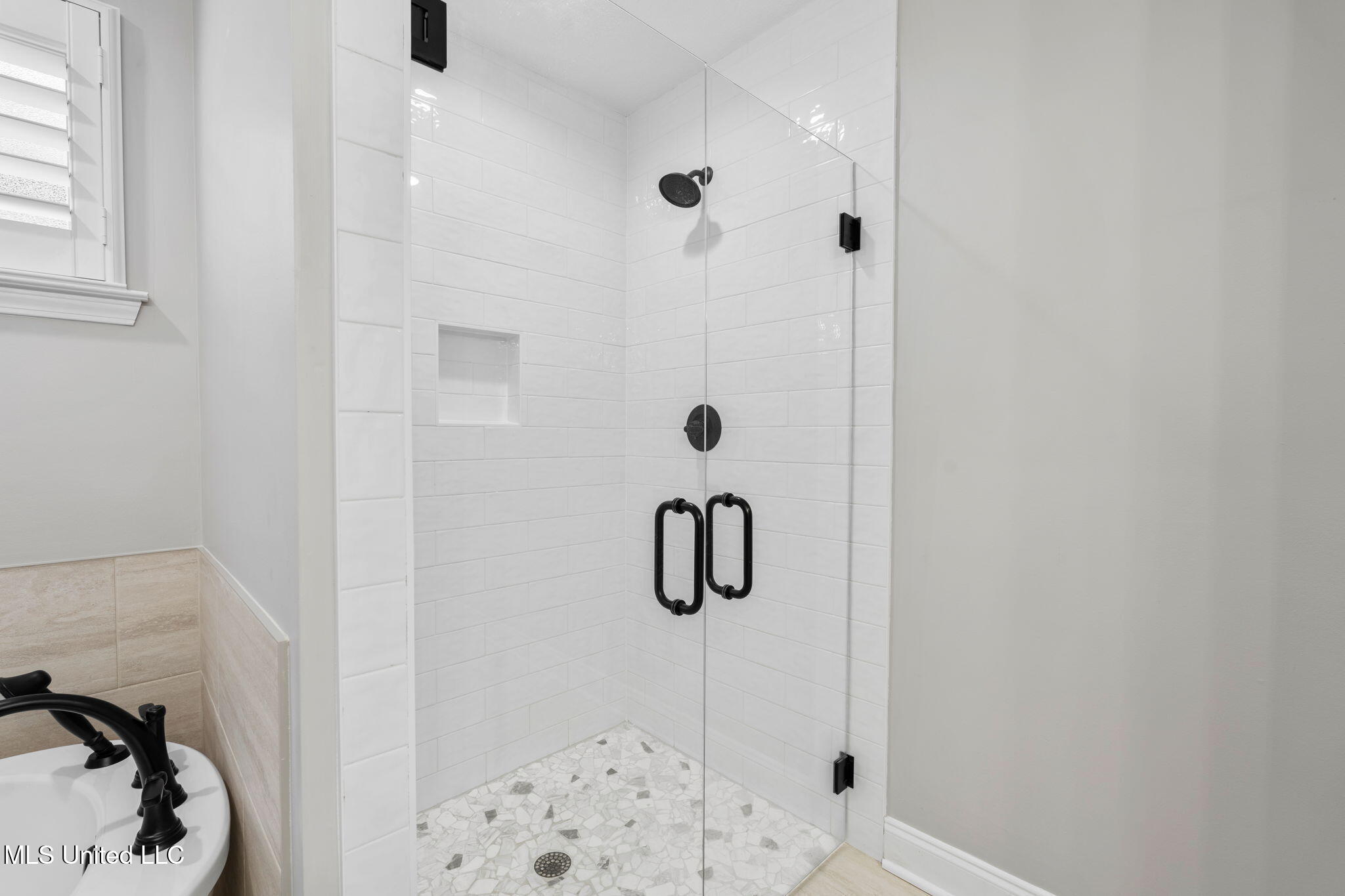 5906 Foxdale Loop Southaven, MS 38672 - Photo 16 of 57 Primary Bathroom