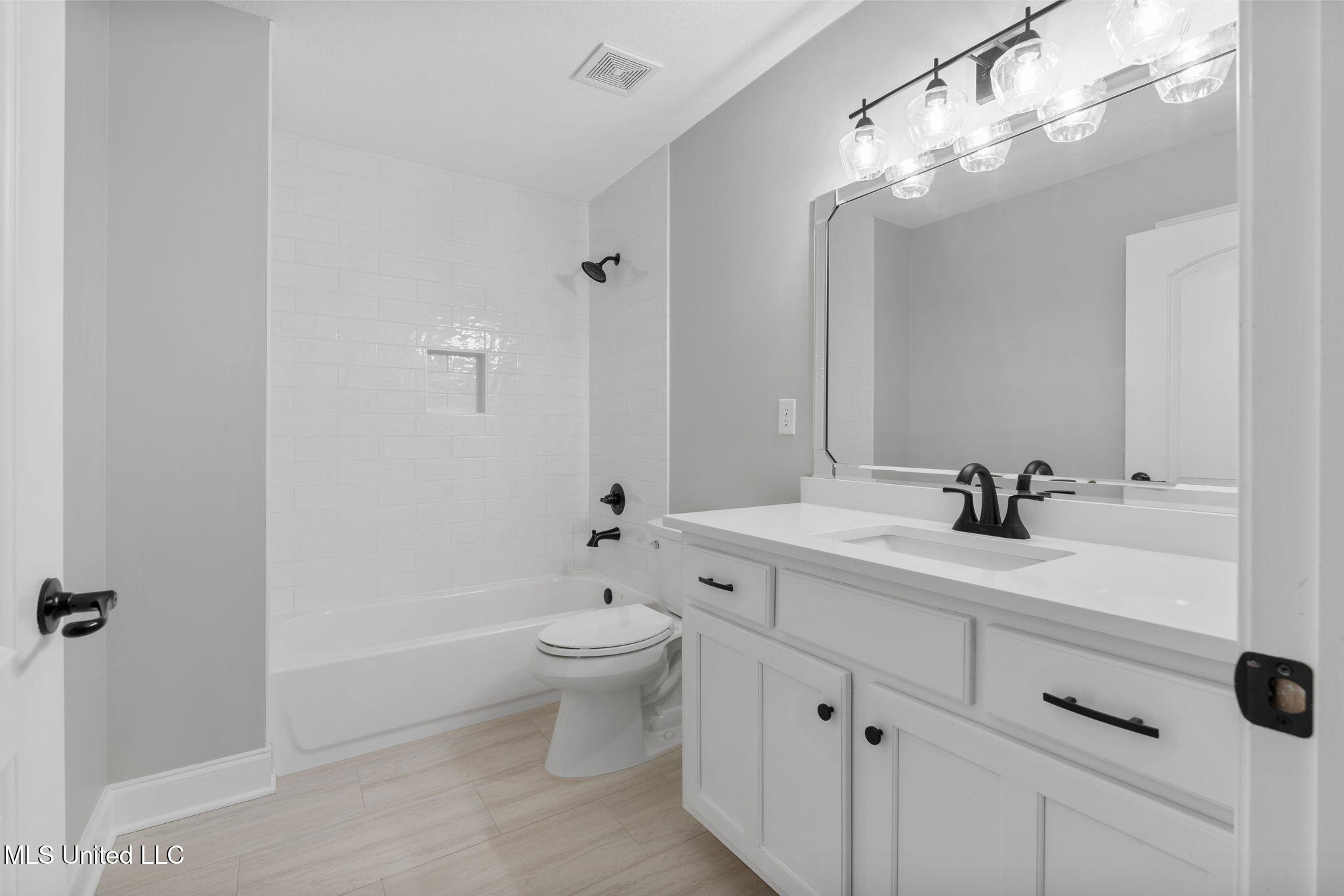 5906 Foxdale Loop Southaven, MS 38672 - Photo 18 of 57 Full Bath 2