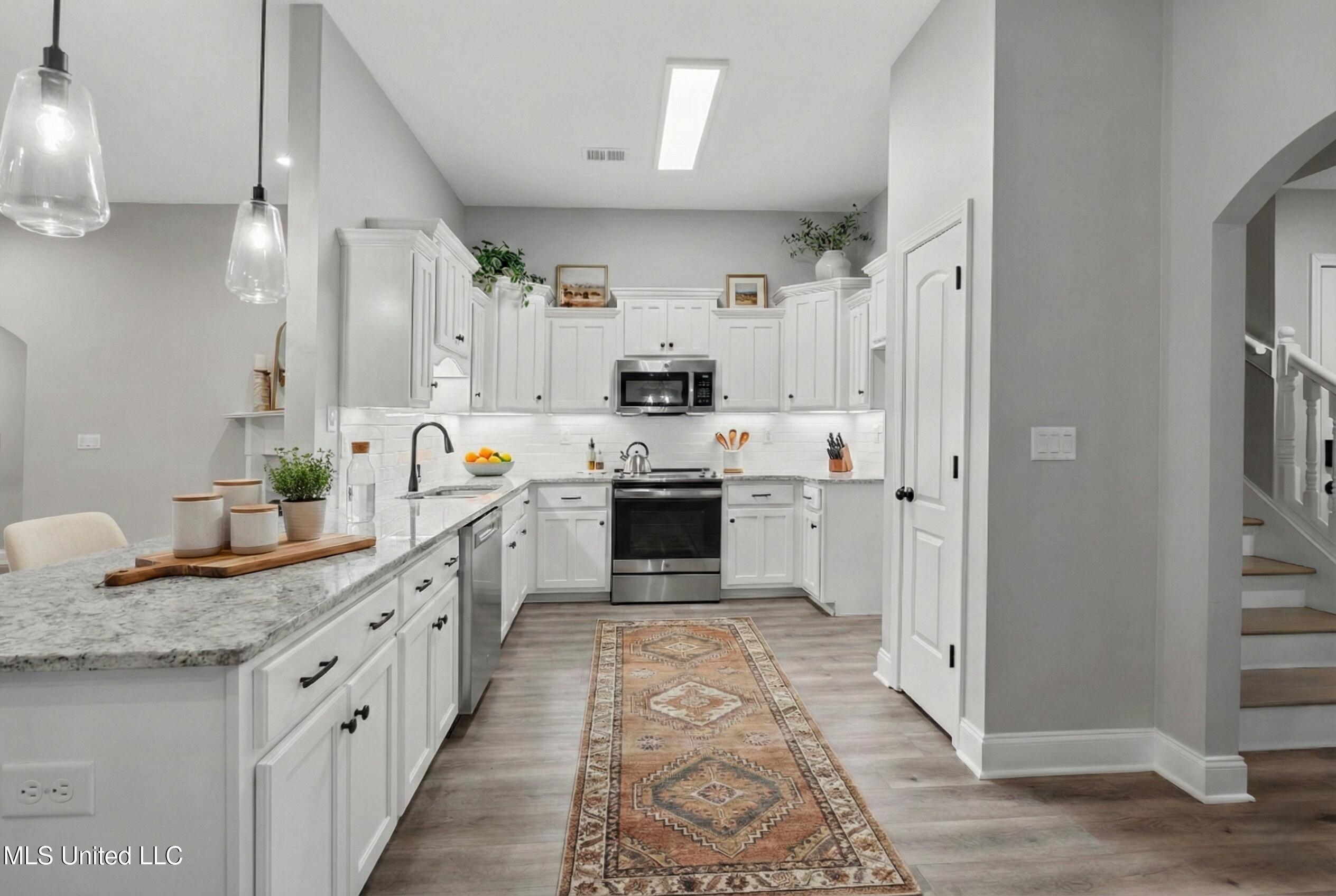 5906 Foxdale Loop Southaven, MS 38672 - Photo 3 of 57 Kitchen - Virtually Staged