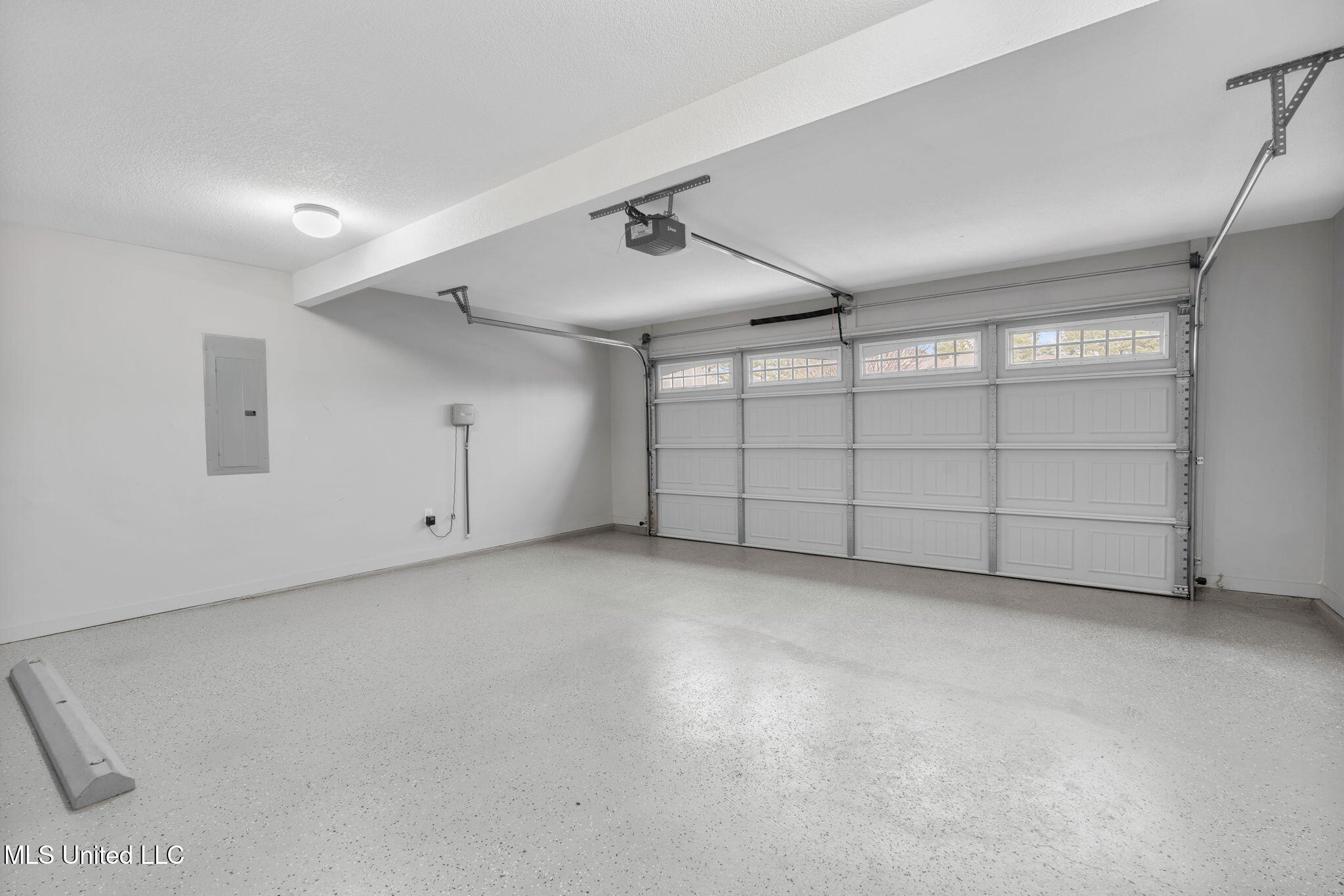 5906 Foxdale Loop Southaven, MS 38672 - Photo 39 of 57 Garage