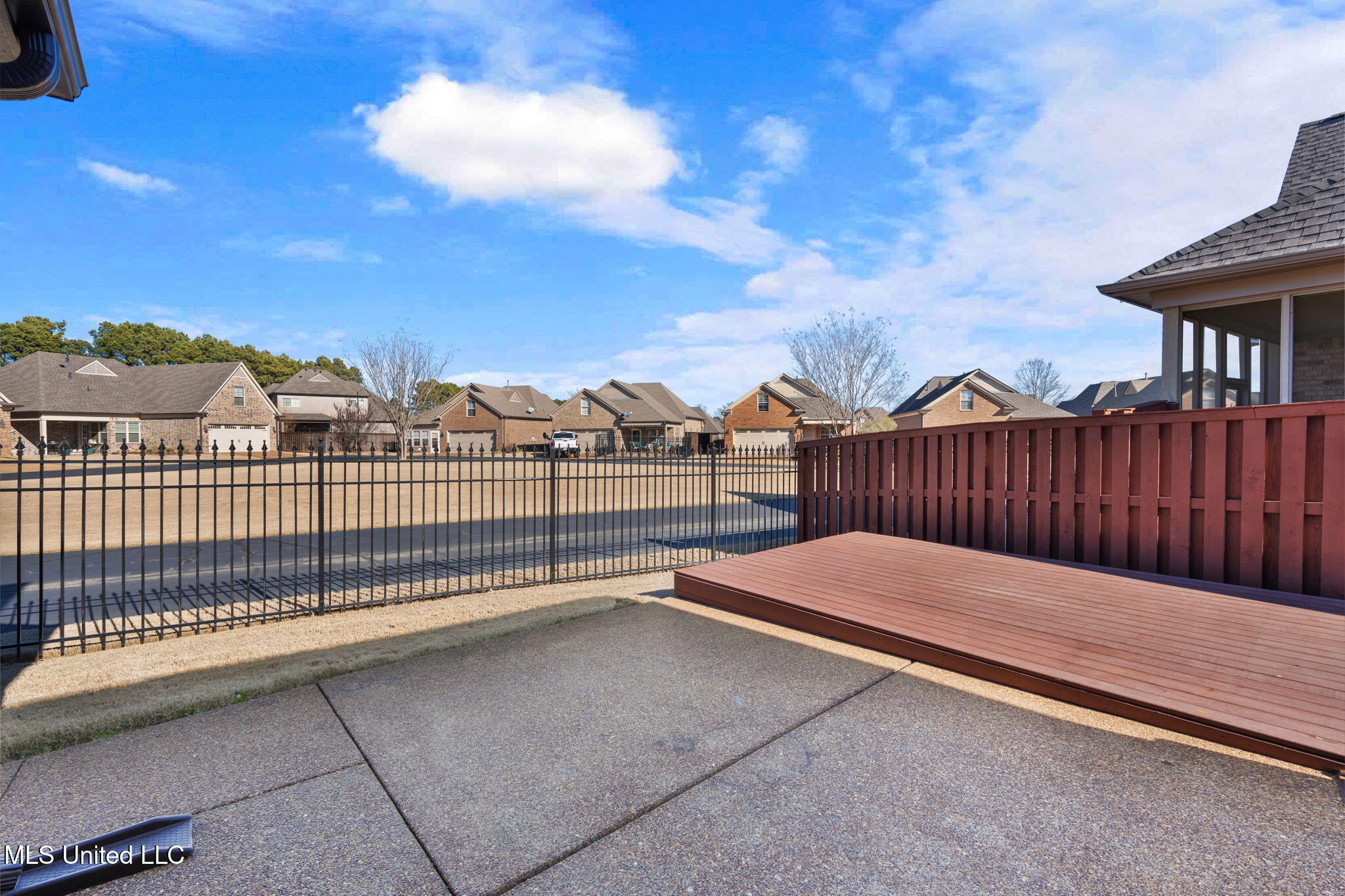 5906 Foxdale Loop Southaven, MS 38672 - Photo 41 of 57 Patio and Deck