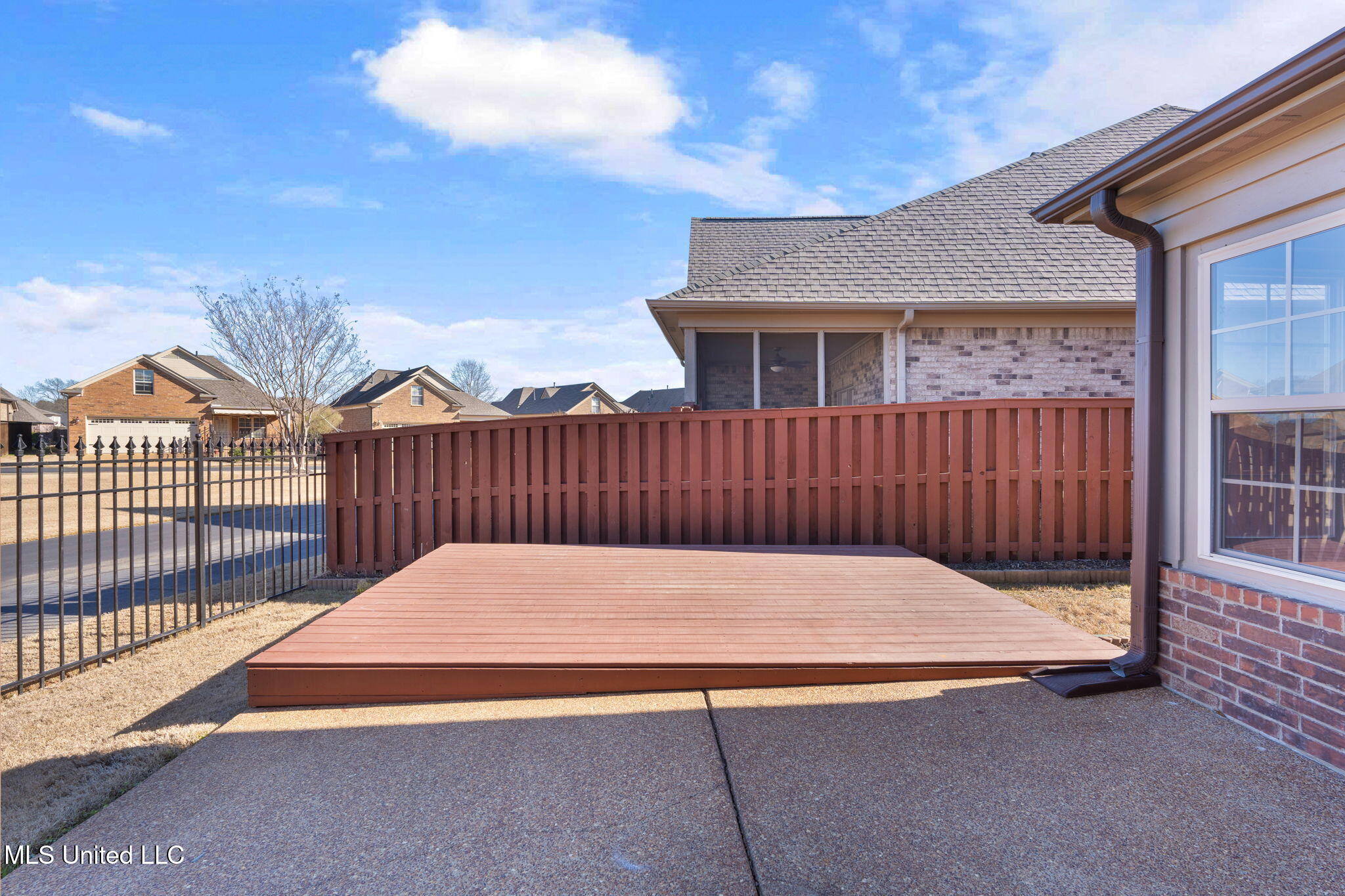 5906 Foxdale Loop Southaven, MS 38672 - Photo 42 of 57 Patio and Deck