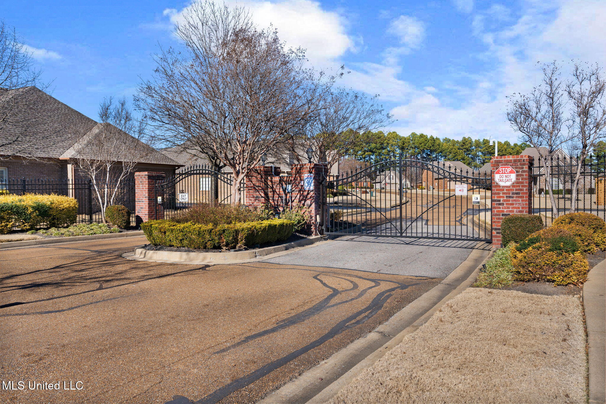 5906 Foxdale Loop Southaven, MS 38672 - Photo 7 of 57 Gated Entrance
