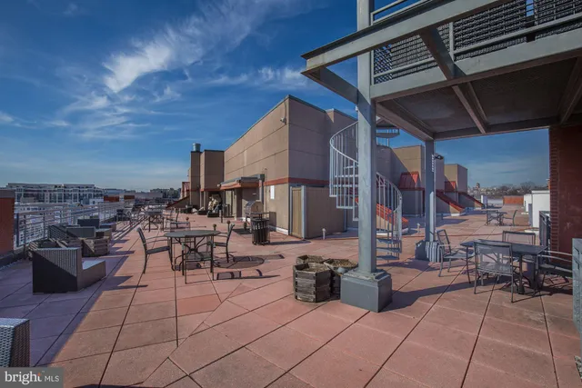 a view of entryway with furniture