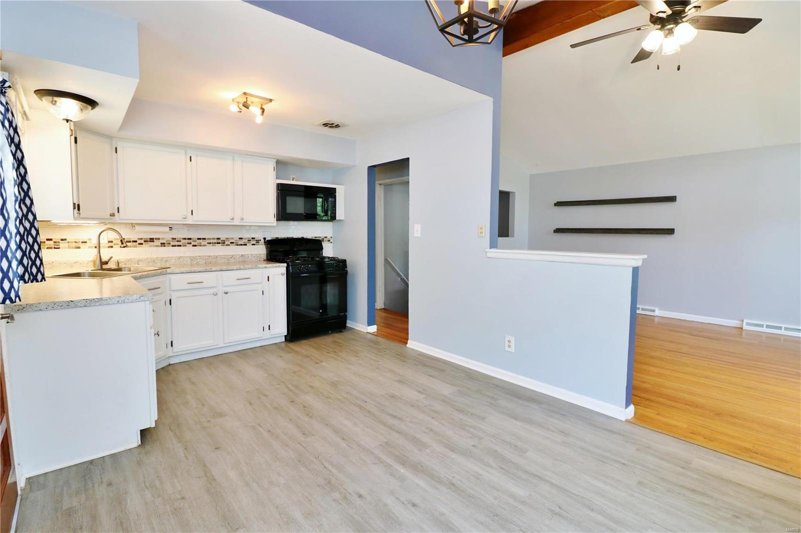 316 Ballwin Avenue Ballwin, MO 63021 - Photo 11 of 53