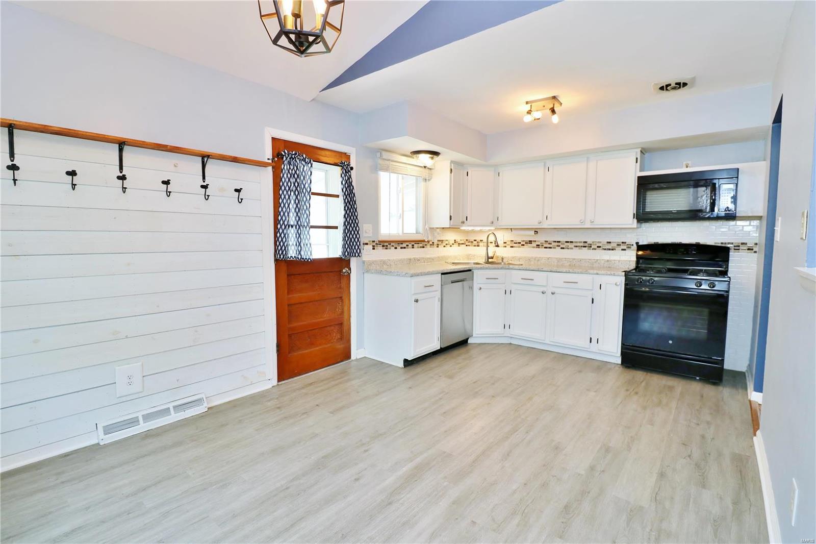 316 Ballwin Avenue Ballwin, MO 63021 - Photo 12 of 53