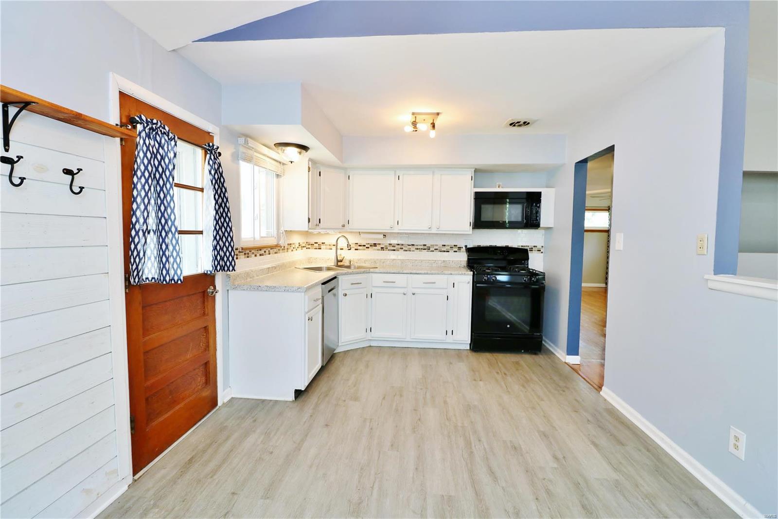 316 Ballwin Avenue Ballwin, MO 63021 - Photo 13 of 53