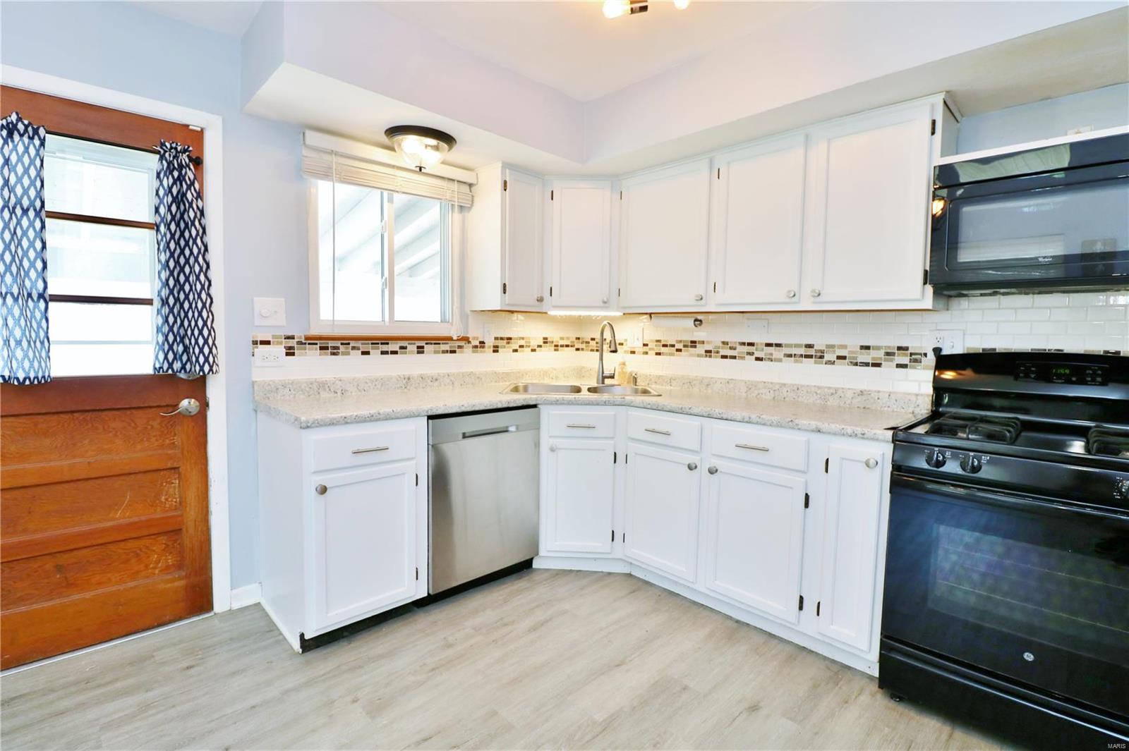 316 Ballwin Avenue Ballwin, MO 63021 - Photo 14 of 53