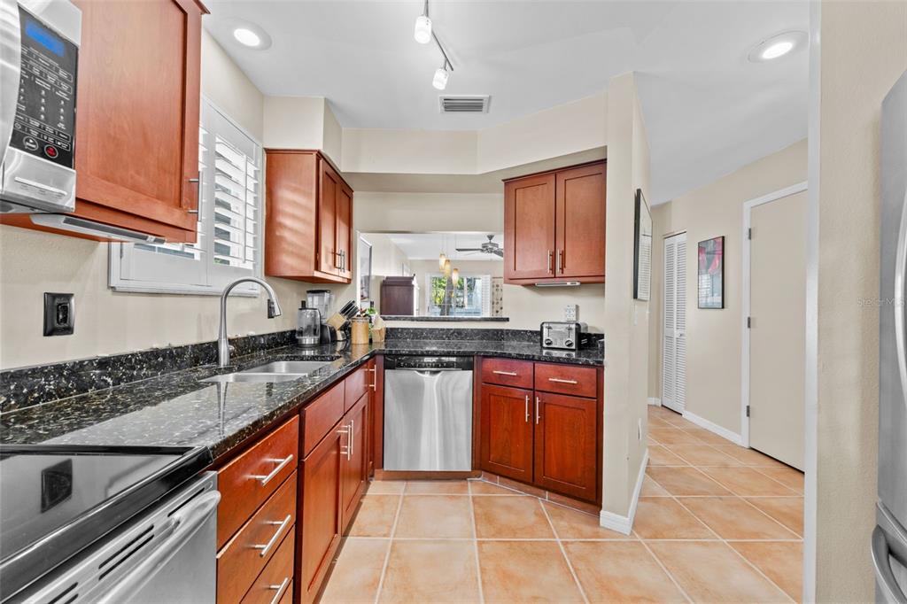 618 Broadway, Unit B Dunedin, FL 34698 - Photo 4 of 38