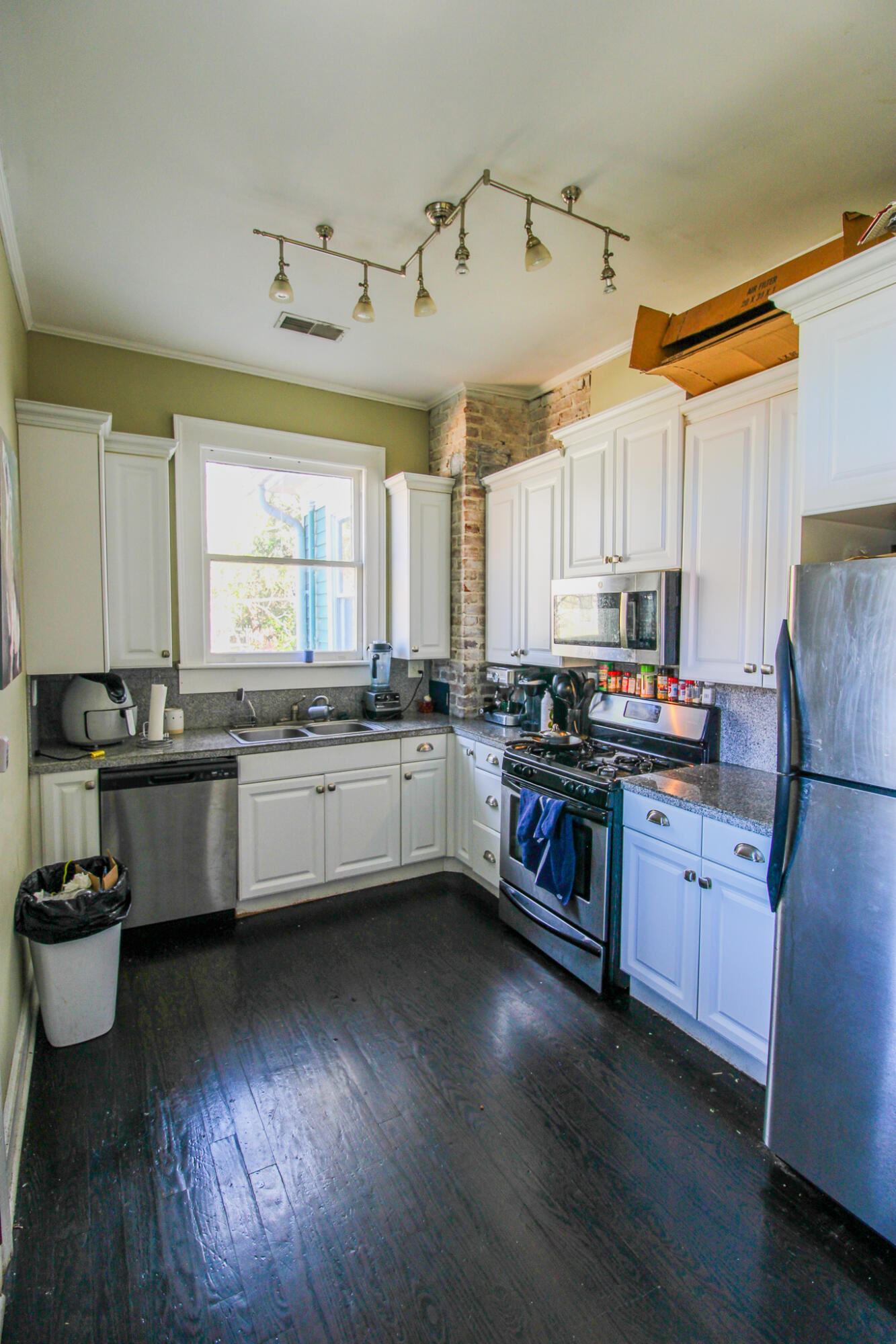 64 Pitt Street, Unit B Charleston, SC 29403 - Photo 6 of 18 FA965BA0-D8CE-49C3-8544-11CC6B7FBF7E